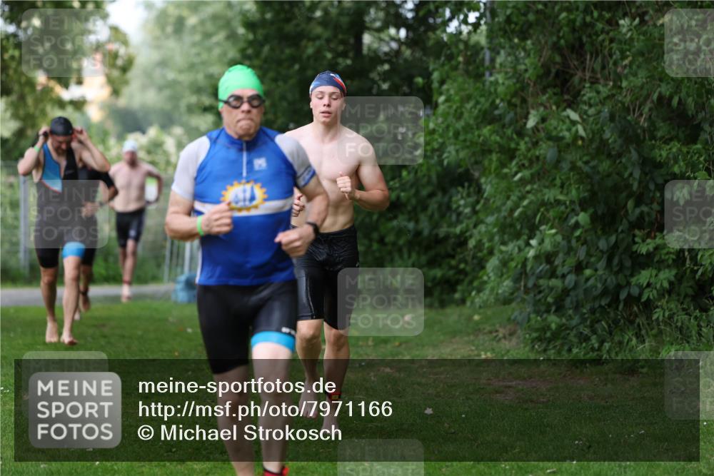 15.06.2025 - 7 Türme Triathlon Michael Strokosch http://msf.ph/oto/7971166 15.06.2025 12:59:23 Schwimmen 743, 750, 754, 816, 875, 892, 975, 1063, 1088, 1097 meine-sportfotos.de