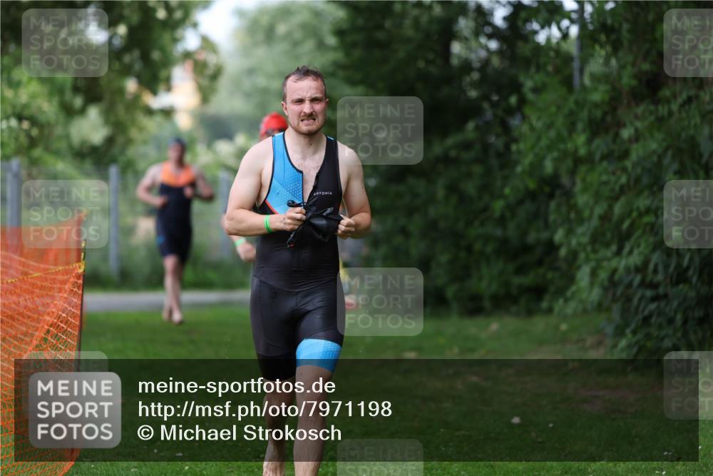 15.06.2025 - 7 Türme Triathlon Michael Strokosch http://msf.ph/oto/7971198 15.06.2025 12:59:26 Schwimmen 743, 750, 754, 816, 875, 892, 975, 1063, 1082, 1088, 1097 meine-sportfotos.de