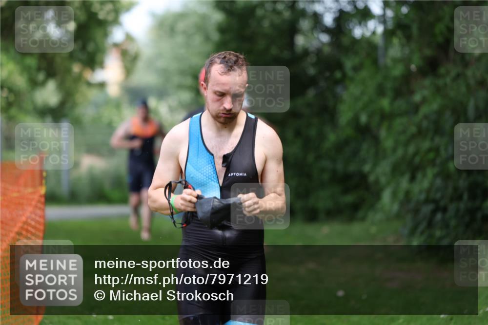 15.06.2025 - 7 Türme Triathlon Michael Strokosch http://msf.ph/oto/7971219 15.06.2025 12:59:27 Schwimmen 743, 750, 754, 875, 892, 975, 1063, 1082, 1088, 1097 meine-sportfotos.de