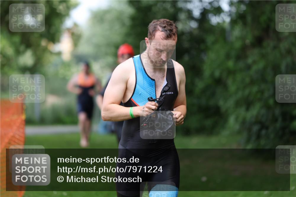 15.06.2025 - 7 Türme Triathlon Michael Strokosch http://msf.ph/oto/7971224 15.06.2025 12:59:27 Schwimmen 743, 750, 754, 875, 892, 975, 1063, 1082, 1088, 1097 meine-sportfotos.de
