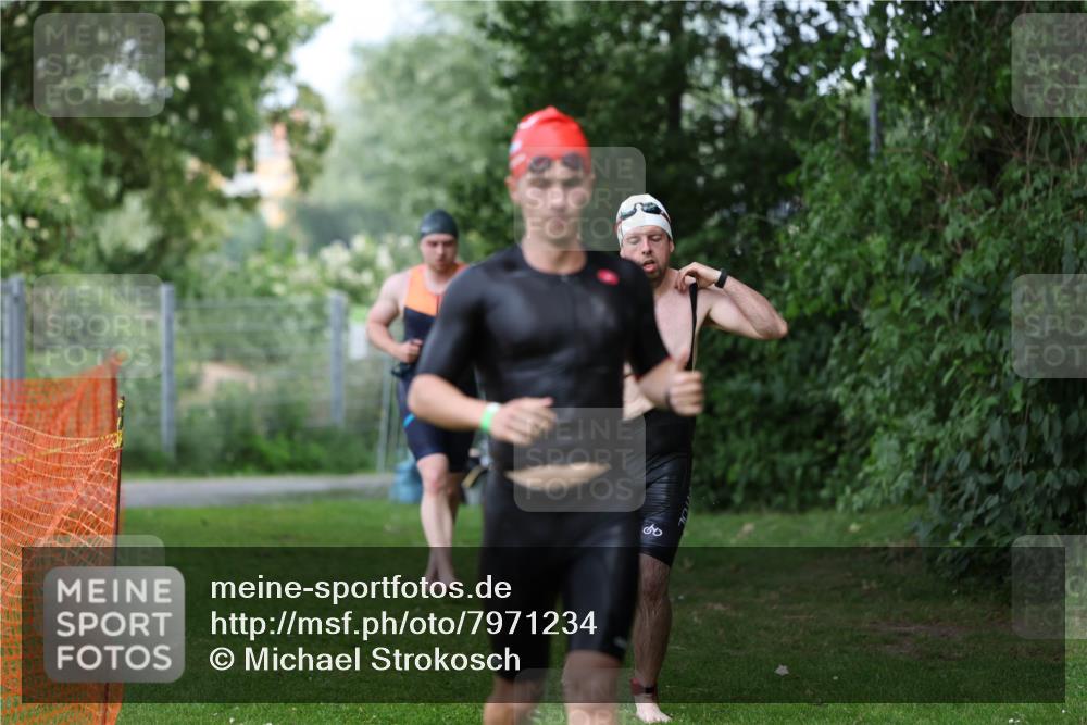 15.06.2025 - 7 Türme Triathlon Michael Strokosch http://msf.ph/oto/7971234 15.06.2025 12:59:29 Schwimmen 743, 750, 875, 892, 975, 1008, 1063, 1082, 1088, 1097 meine-sportfotos.de