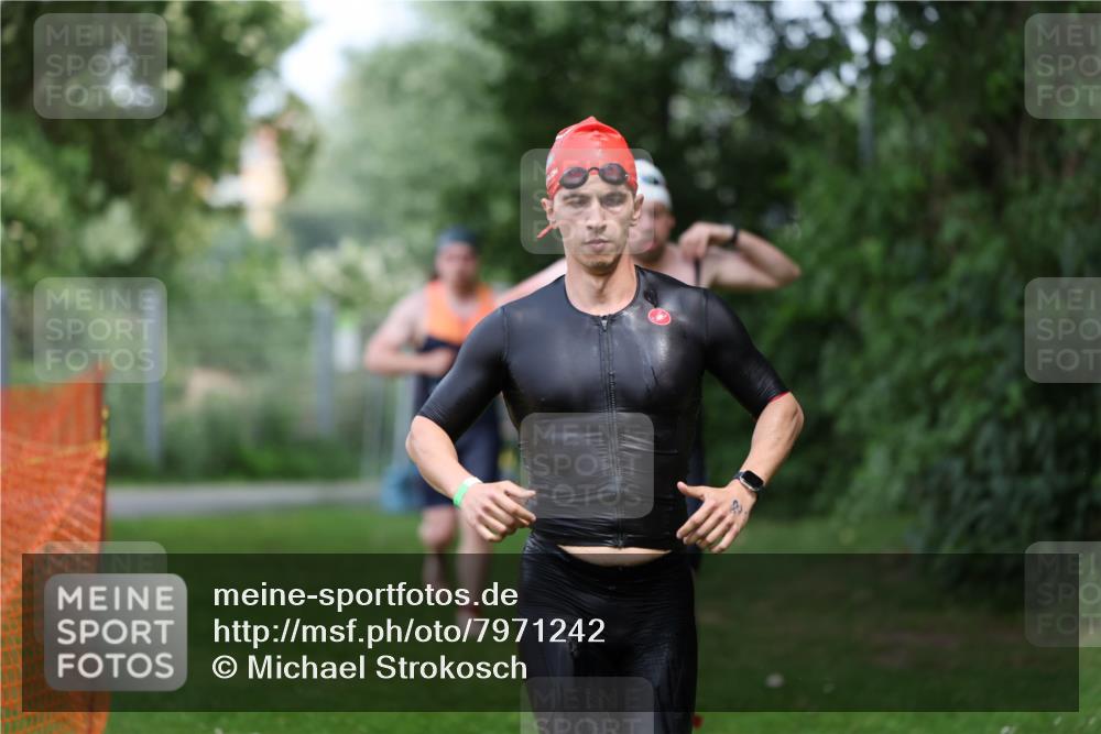 15.06.2025 - 7 Türme Triathlon Michael Strokosch http://msf.ph/oto/7971242 15.06.2025 12:59:29 Schwimmen 743, 750, 875, 892, 975, 1008, 1063, 1082, 1088, 1097 meine-sportfotos.de