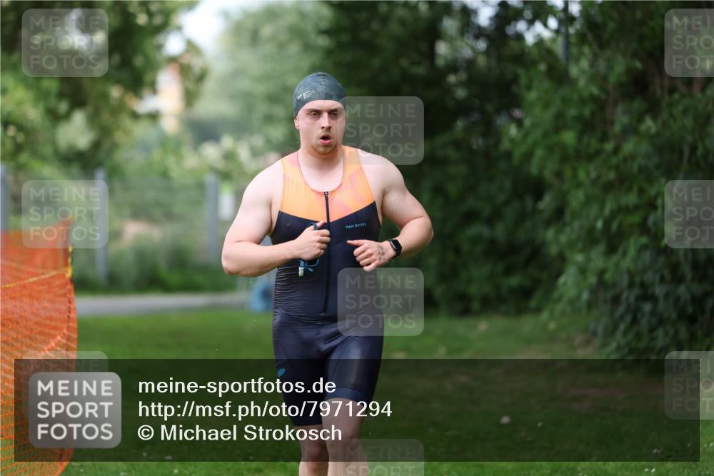 15.06.2025 - 7 Türme Triathlon Michael Strokosch http://msf.ph/oto/7971294 15.06.2025 12:59:33 Schwimmen 191, 743, 750, 875, 892, 975, 1008, 1082, 1088, 1097 meine-sportfotos.de