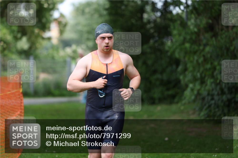 15.06.2025 - 7 Türme Triathlon Michael Strokosch http://msf.ph/oto/7971299 15.06.2025 12:59:33 Schwimmen 191, 743, 750, 875, 892, 975, 1008, 1082, 1088, 1097 meine-sportfotos.de