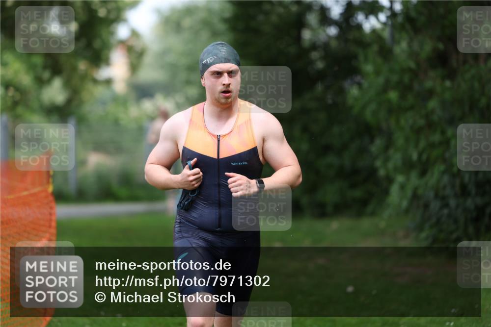 15.06.2025 - 7 Türme Triathlon Michael Strokosch http://msf.ph/oto/7971302 15.06.2025 12:59:33 Schwimmen 191, 743, 750, 875, 892, 975, 1008, 1082, 1088, 1097 meine-sportfotos.de
