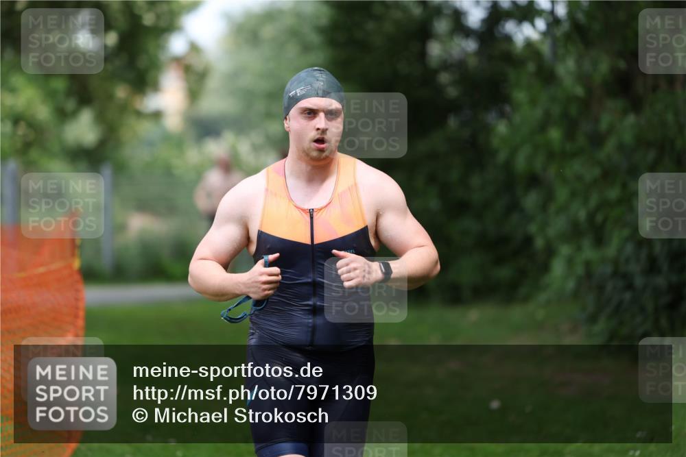 15.06.2025 - 7 Türme Triathlon Michael Strokosch http://msf.ph/oto/7971309 15.06.2025 12:59:34 Schwimmen 191, 743, 750, 875, 892, 975, 1008, 1082, 1088, 1097 meine-sportfotos.de