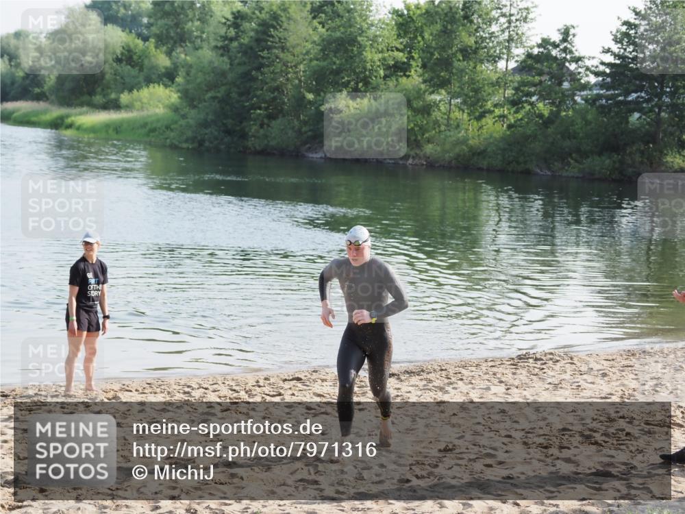21.06.2025 - 27. Vierlanden-Triathlon MichiJ http://msf.ph/oto/7971316 15.06.2026 08:28:29 Schwimmen 10 meine-sportfotos.de
