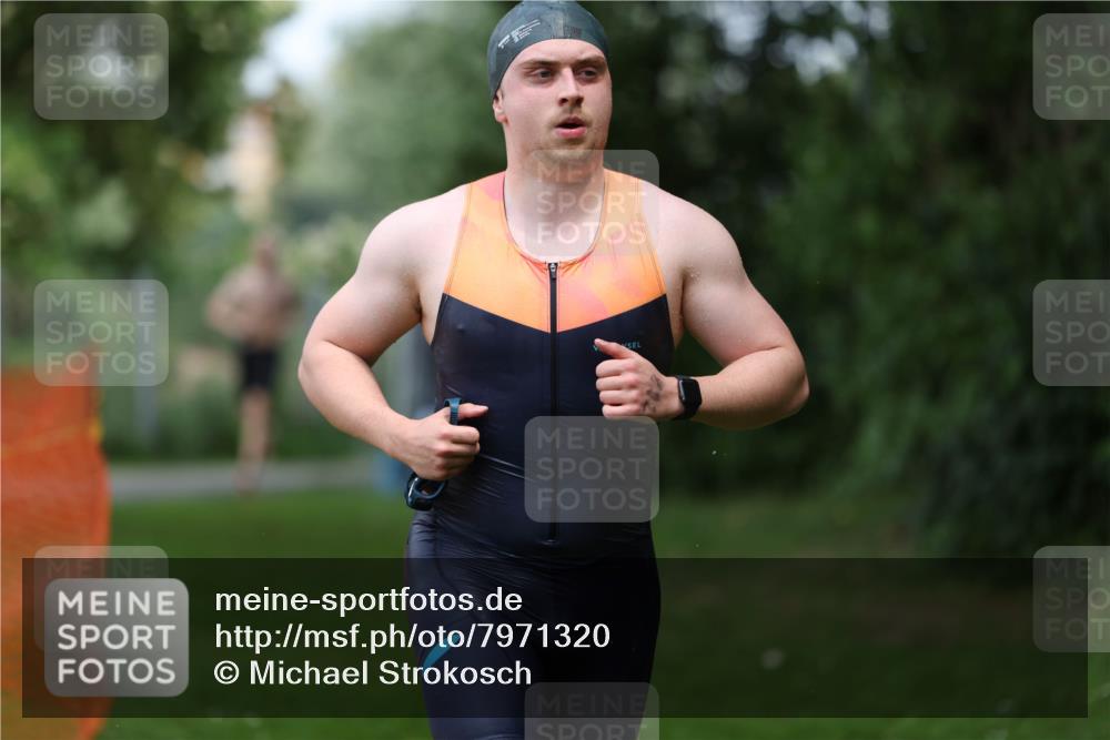 15.06.2025 - 7 Türme Triathlon Michael Strokosch http://msf.ph/oto/7971320 15.06.2025 12:59:34 Schwimmen 191, 743, 750, 875, 892, 975, 1008, 1082, 1088, 1097 meine-sportfotos.de