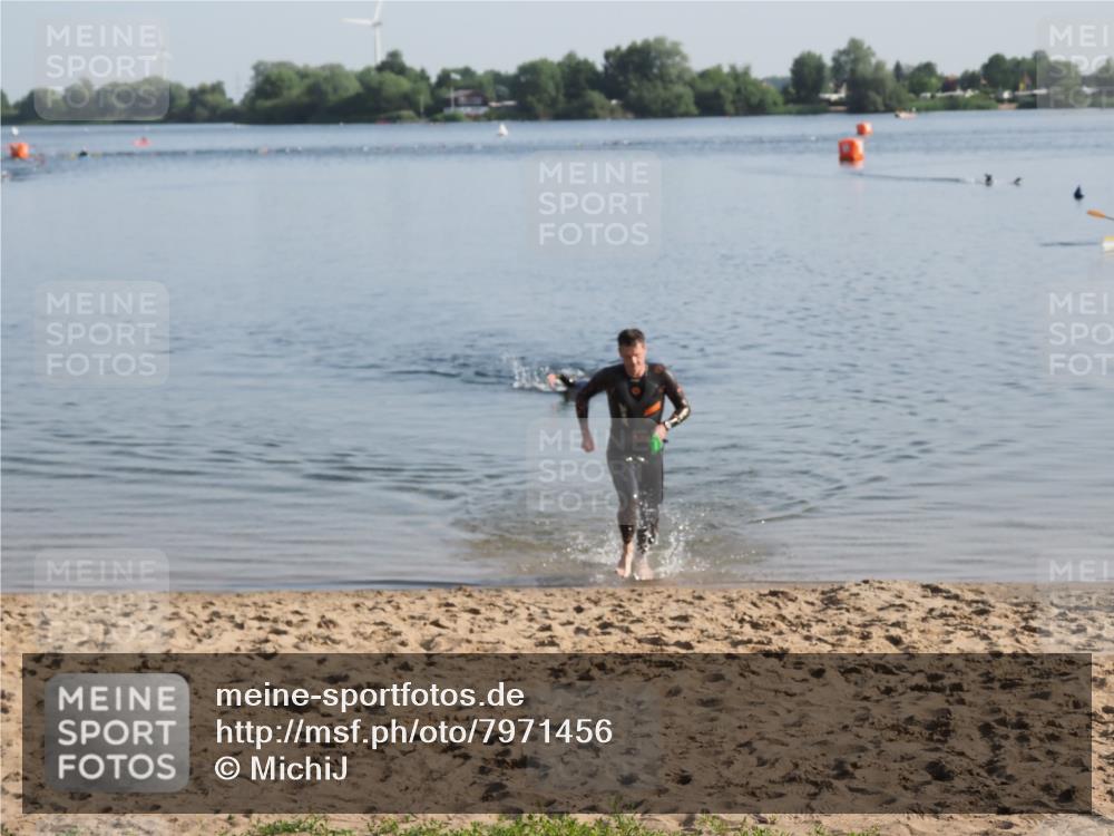 21.06.2025 - 27. Vierlanden-Triathlon MichiJ http://msf.ph/oto/7971456 15.06.2026 08:30:20 Schwimmen 37 meine-sportfotos.de