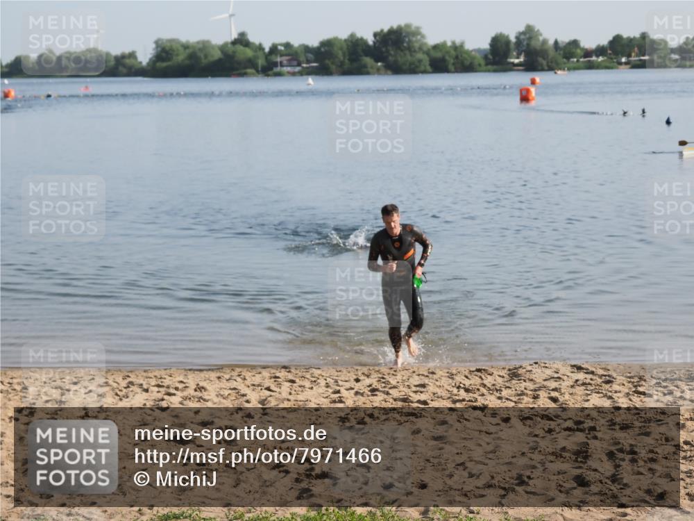 21.06.2025 - 27. Vierlanden-Triathlon MichiJ http://msf.ph/oto/7971466 15.06.2026 08:30:20 Schwimmen 37 meine-sportfotos.de