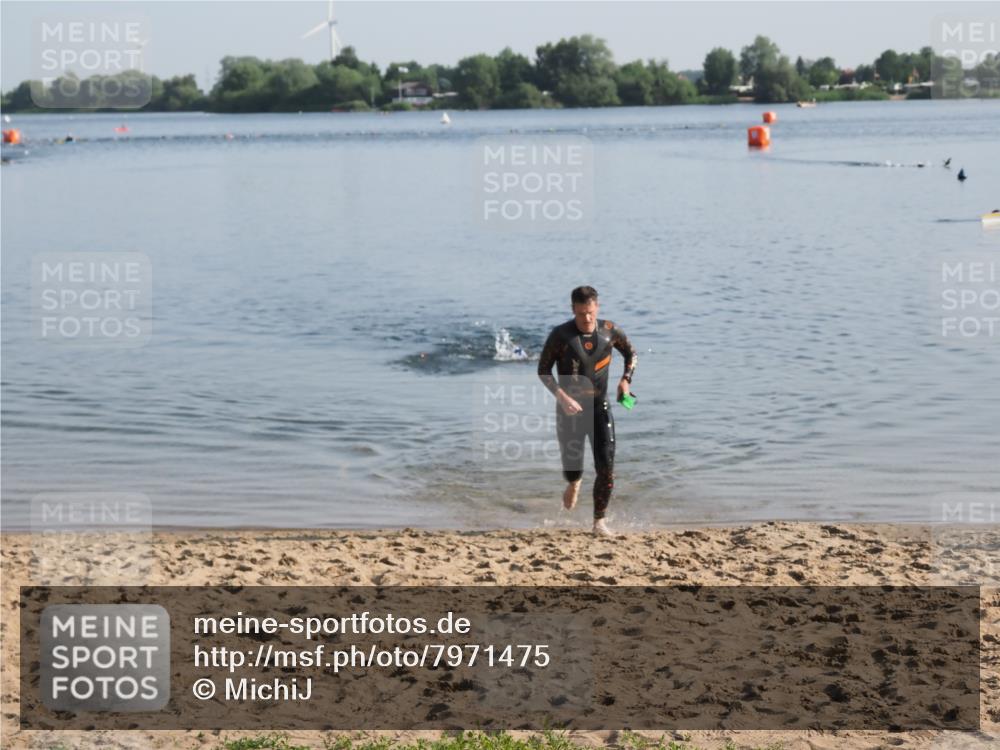 21.06.2025 - 27. Vierlanden-Triathlon MichiJ http://msf.ph/oto/7971475 15.06.2026 08:30:20 Schwimmen 37 meine-sportfotos.de