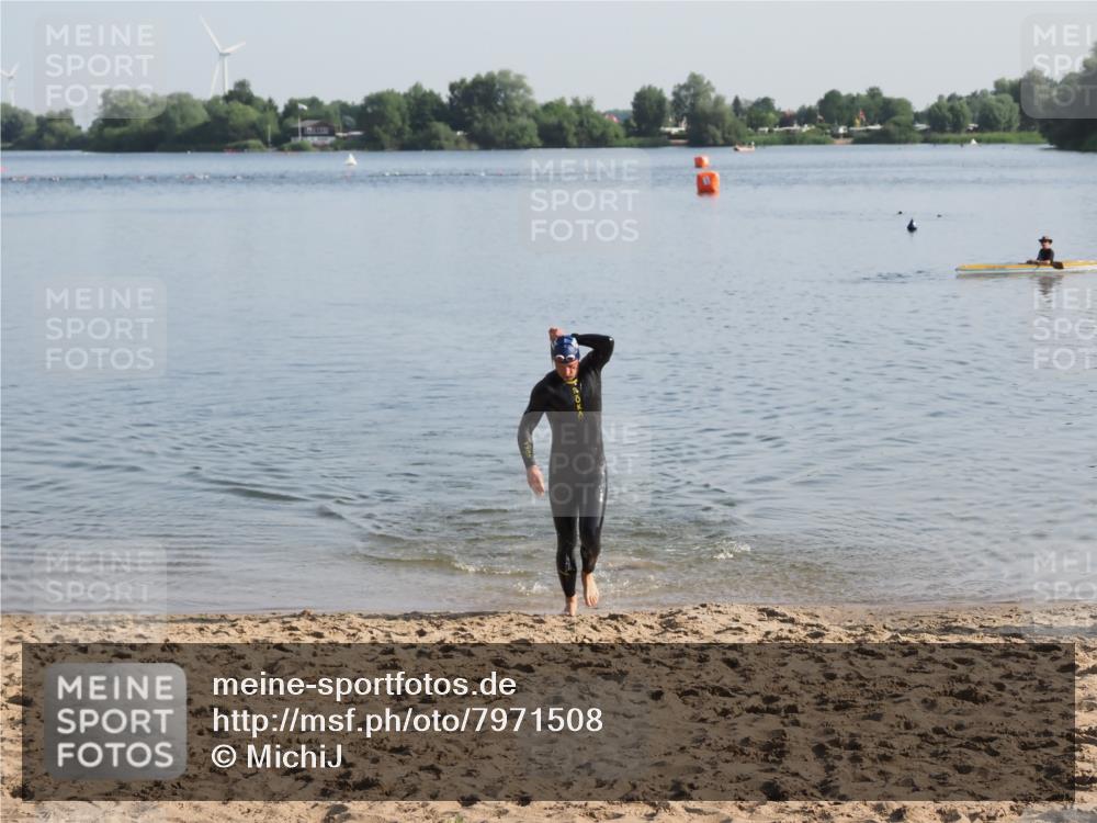 21.06.2025 - 27. Vierlanden-Triathlon MichiJ http://msf.ph/oto/7971508 15.06.2026 08:30:29 Schwimmen 17, 37 meine-sportfotos.de