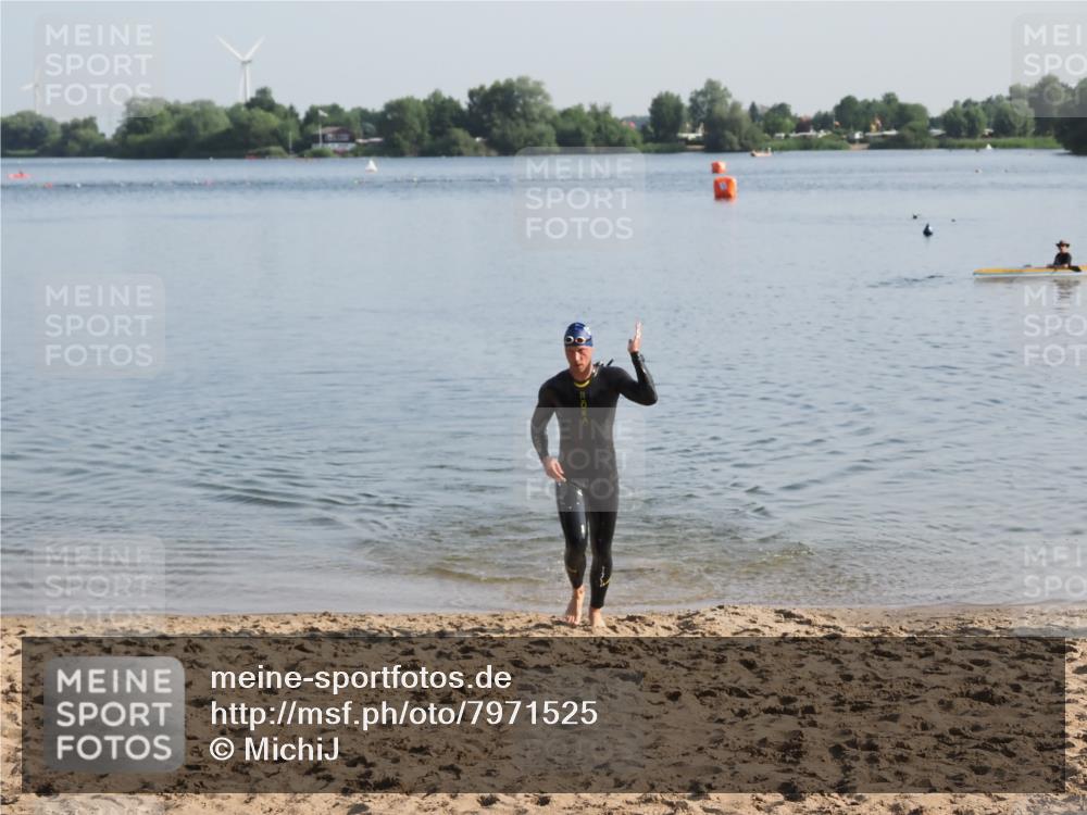 21.06.2025 - 27. Vierlanden-Triathlon MichiJ http://msf.ph/oto/7971525 15.06.2026 08:30:30 Schwimmen 17, 37 meine-sportfotos.de