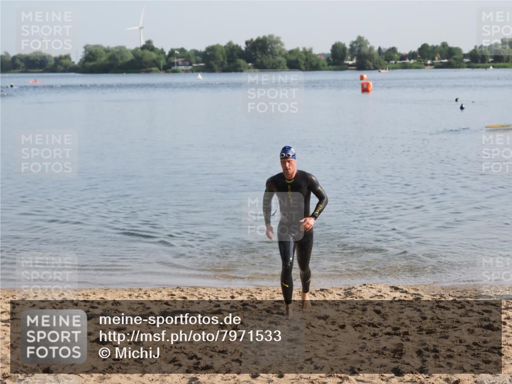 21.06.2025 - 27. Vierlanden-Triathlon MichiJ http://msf.ph/oto/7971533 15.06.2026 08:30:30 Schwimmen 17, 37 meine-sportfotos.de
