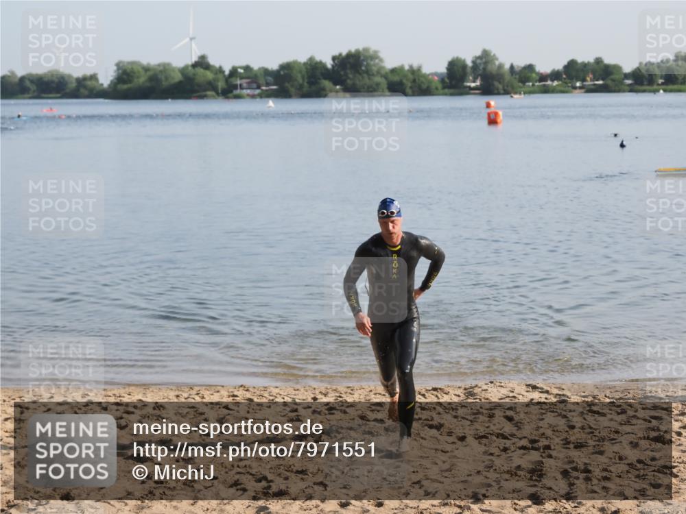 21.06.2025 - 27. Vierlanden-Triathlon MichiJ http://msf.ph/oto/7971551 15.06.2026 08:30:31 Schwimmen 17, 37 meine-sportfotos.de