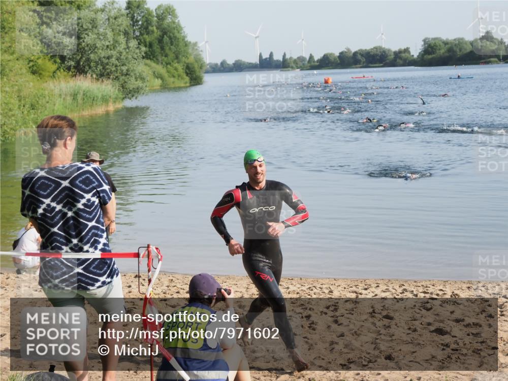 21.06.2025 - 27. Vierlanden-Triathlon MichiJ http://msf.ph/oto/7971602 15.06.2026 08:31:40 Schwimmen 63 meine-sportfotos.de