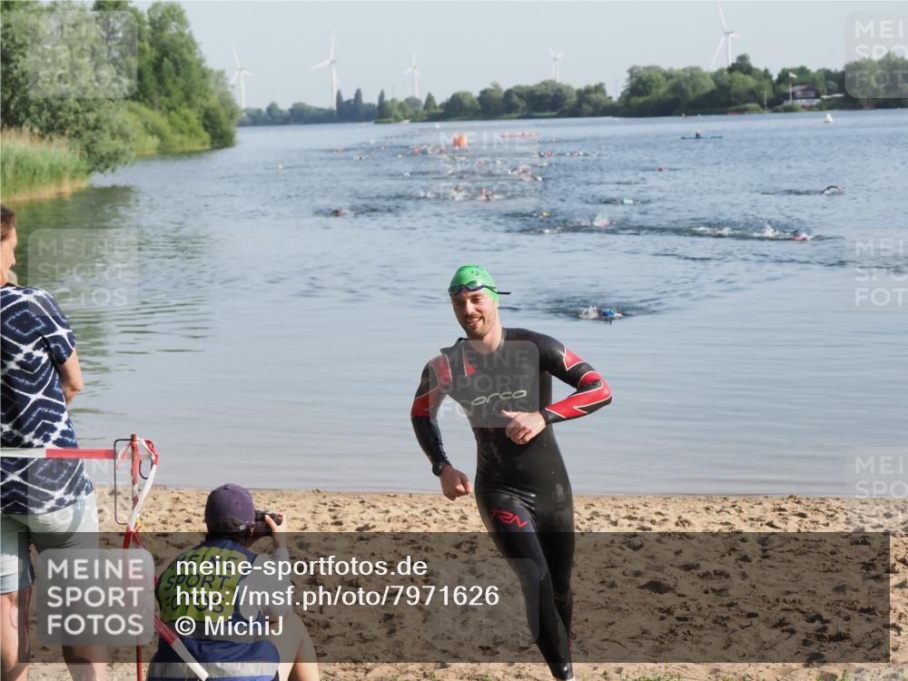 21.06.2025 - 27. Vierlanden-Triathlon MichiJ http://msf.ph/oto/7971626 15.06.2026 08:31:41 Schwimmen 63 meine-sportfotos.de