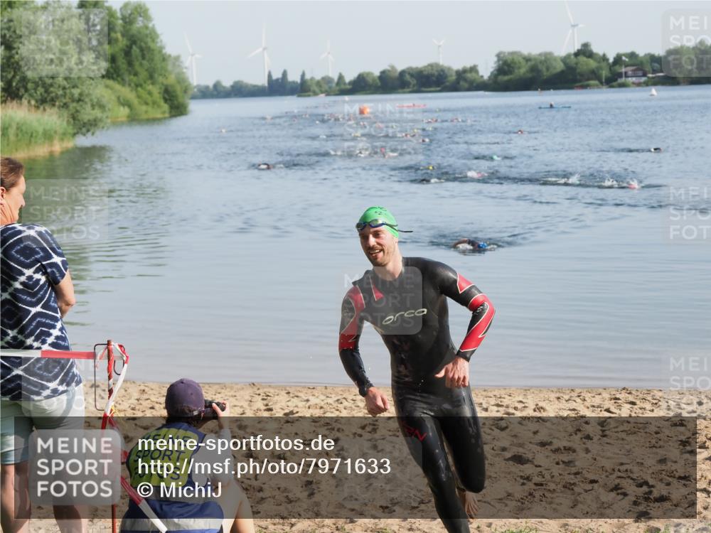 21.06.2025 - 27. Vierlanden-Triathlon MichiJ http://msf.ph/oto/7971633 15.06.2026 08:31:41 Schwimmen 63 meine-sportfotos.de