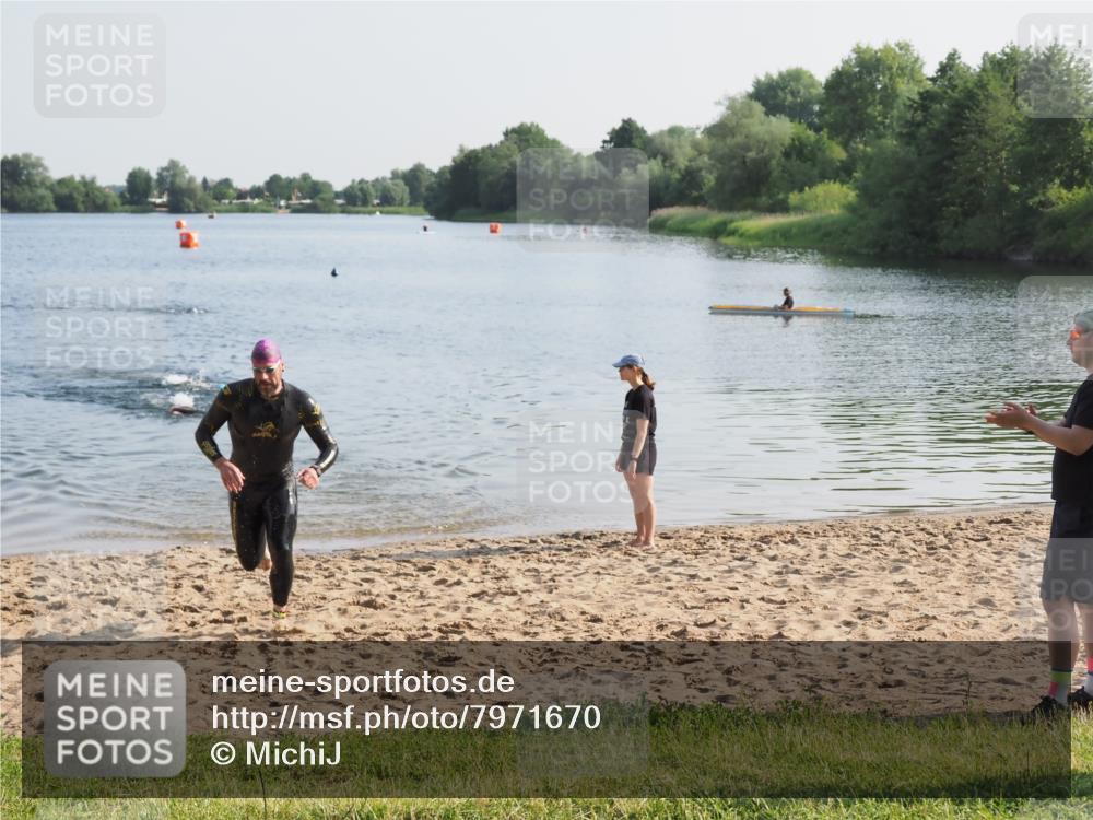 21.06.2025 - 27. Vierlanden-Triathlon MichiJ http://msf.ph/oto/7971670 15.06.2026 08:32:00 Schwimmen 30, 178 meine-sportfotos.de
