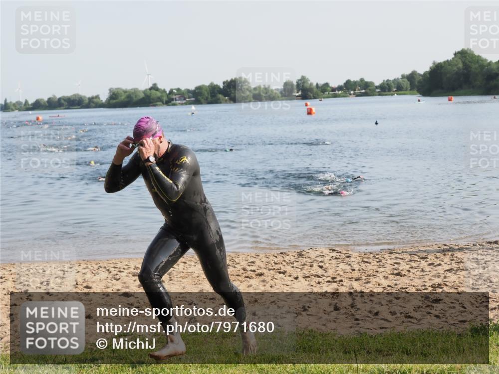 21.06.2025 - 27. Vierlanden-Triathlon MichiJ http://msf.ph/oto/7971680 15.06.2026 08:32:02 Schwimmen 30, 178 meine-sportfotos.de