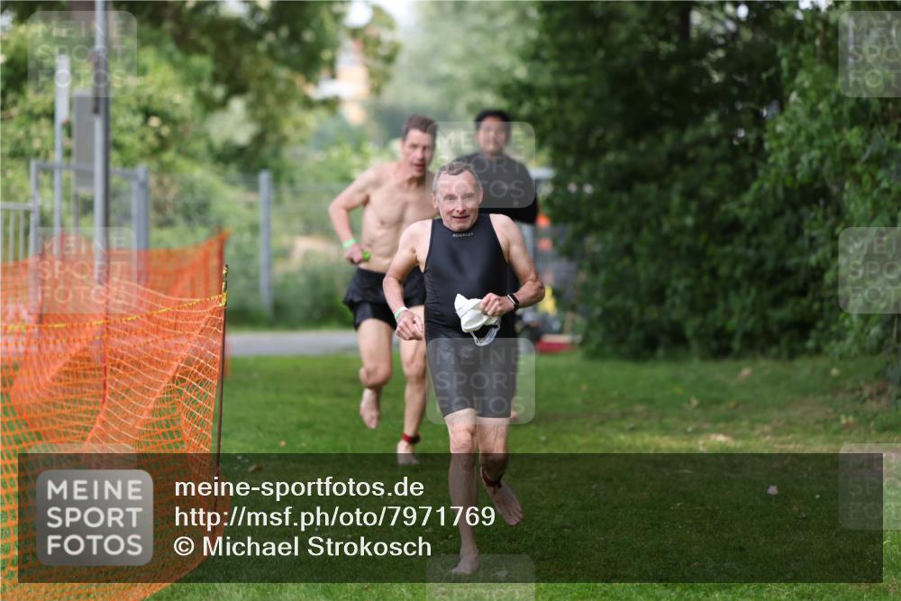 15.06.2025 - 7 Türme Triathlon Michael Strokosch http://msf.ph/oto/7971769 15.06.2025 13:01:16 Schwimmen 702, 759, 785, 847, 972, 1080, 1096, 1192, 1200 meine-sportfotos.de