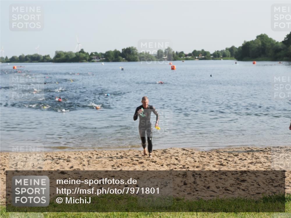 21.06.2025 - 27. Vierlanden-Triathlon MichiJ http://msf.ph/oto/7971801 15.06.2026 08:32:30 Schwimmen 14, 26, 188 meine-sportfotos.de