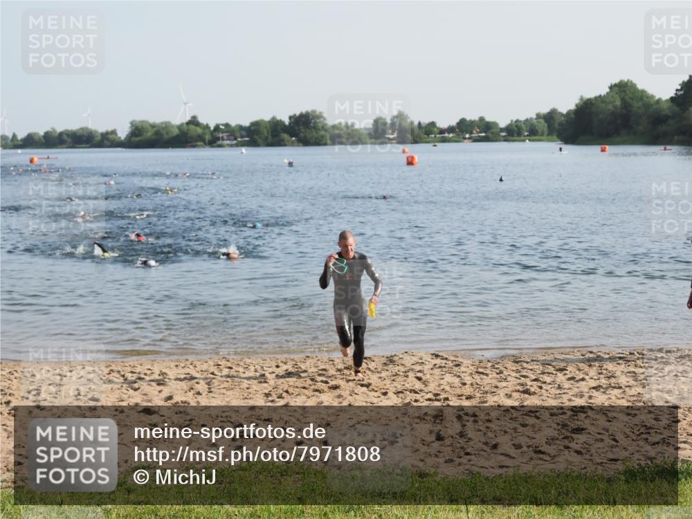 21.06.2025 - 27. Vierlanden-Triathlon MichiJ http://msf.ph/oto/7971808 15.06.2026 08:32:31 Schwimmen 14, 26 meine-sportfotos.de