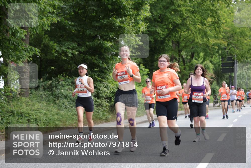 15.06.2025 - REWE Women's Run Jannik Wohlers http://msf.ph/oto/7971814 15.06.2025 10:06:39 Laufen 5128, 5043, 5489, 5302 meine-sportfotos.de