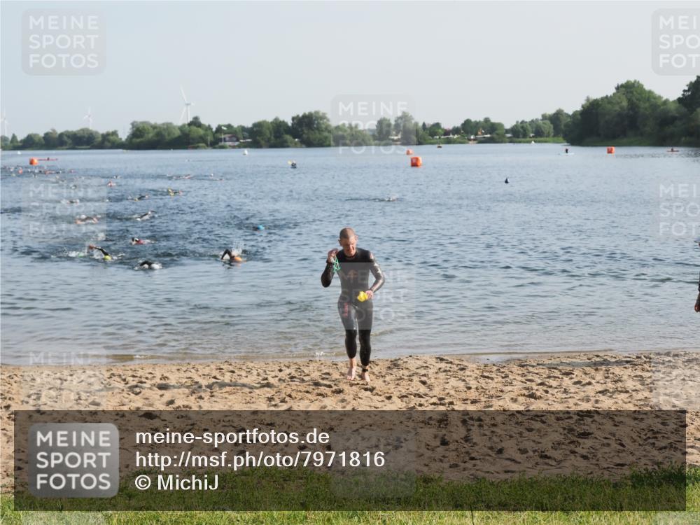 21.06.2025 - 27. Vierlanden-Triathlon MichiJ http://msf.ph/oto/7971816 15.06.2026 08:32:31 Schwimmen 14, 26 meine-sportfotos.de