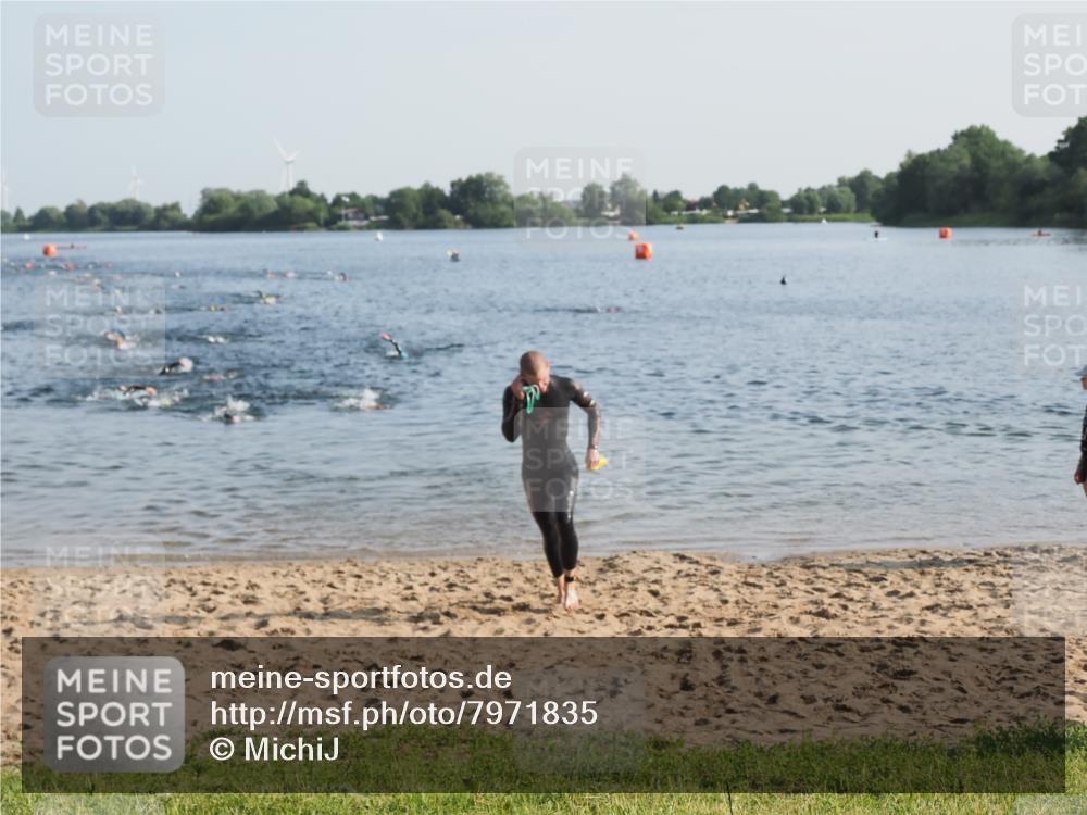21.06.2025 - 27. Vierlanden-Triathlon MichiJ http://msf.ph/oto/7971835 15.06.2026 08:32:31 Schwimmen 14, 26 meine-sportfotos.de