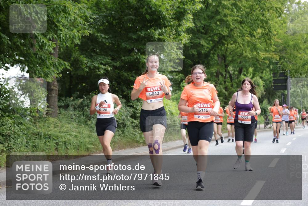 15.06.2025 - REWE Women's Run Jannik Wohlers http://msf.ph/oto/7971845 15.06.2025 10:06:39 Laufen 5128, 5043, 5489, 5115, 5302 meine-sportfotos.de