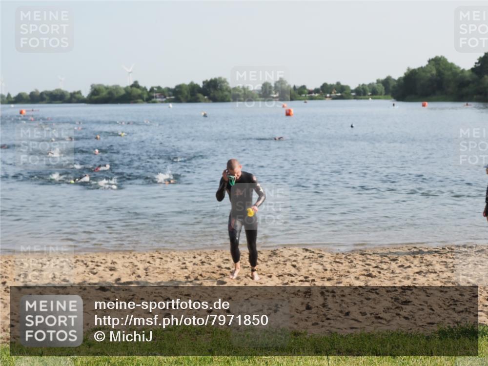 21.06.2025 - 27. Vierlanden-Triathlon MichiJ http://msf.ph/oto/7971850 15.06.2026 08:32:31 Schwimmen 14, 26 meine-sportfotos.de