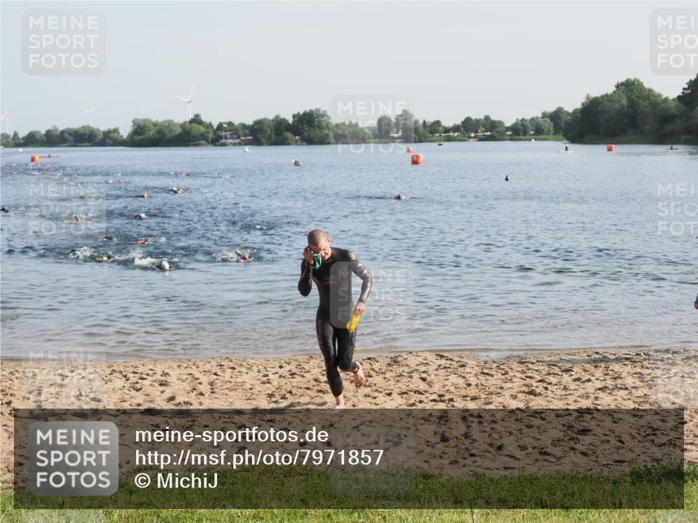 21.06.2025 - 27. Vierlanden-Triathlon MichiJ http://msf.ph/oto/7971857 15.06.2026 08:32:32 Schwimmen 14, 26 meine-sportfotos.de