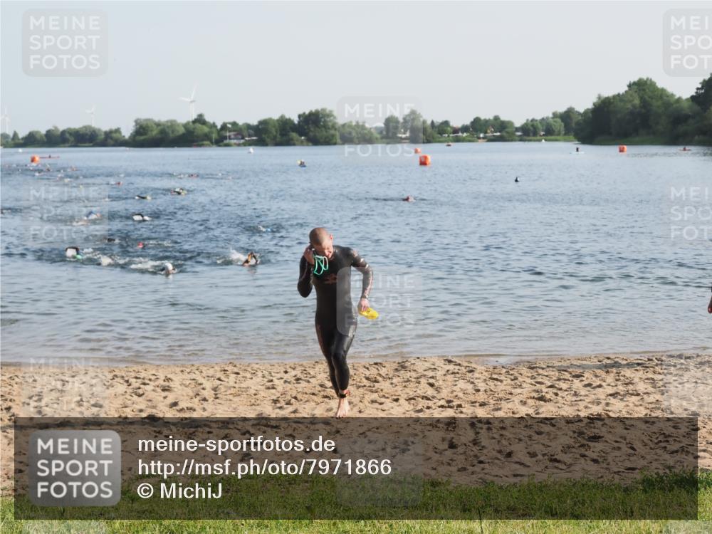 21.06.2025 - 27. Vierlanden-Triathlon MichiJ http://msf.ph/oto/7971866 15.06.2026 08:32:32 Schwimmen 14, 26 meine-sportfotos.de