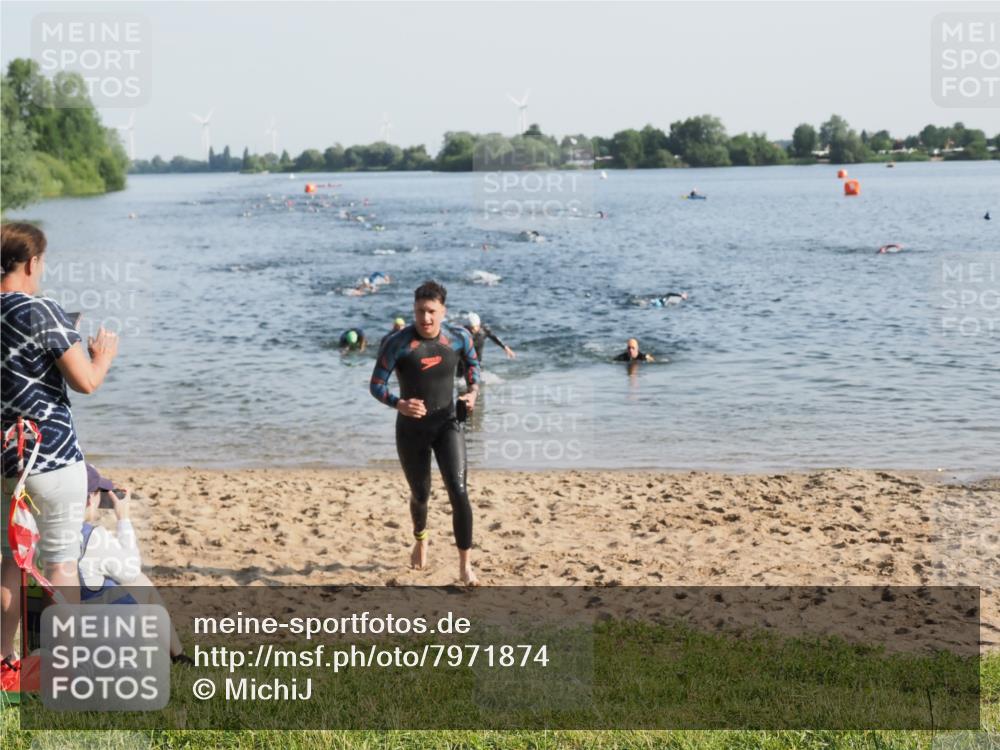 21.06.2025 - 27. Vierlanden-Triathlon MichiJ http://msf.ph/oto/7971874 15.06.2026 08:32:37 Schwimmen 14, 25, 26, 38 meine-sportfotos.de