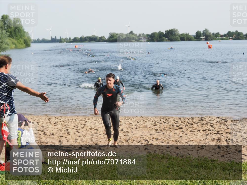 21.06.2025 - 27. Vierlanden-Triathlon MichiJ http://msf.ph/oto/7971884 15.06.2026 08:32:37 Schwimmen 14, 25, 26, 38 meine-sportfotos.de