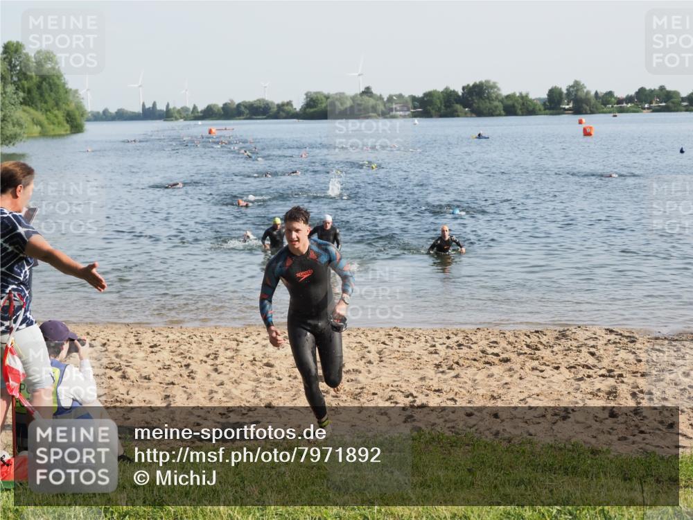 21.06.2025 - 27. Vierlanden-Triathlon MichiJ http://msf.ph/oto/7971892 15.06.2026 08:32:37 Schwimmen 14, 25, 26, 38 meine-sportfotos.de