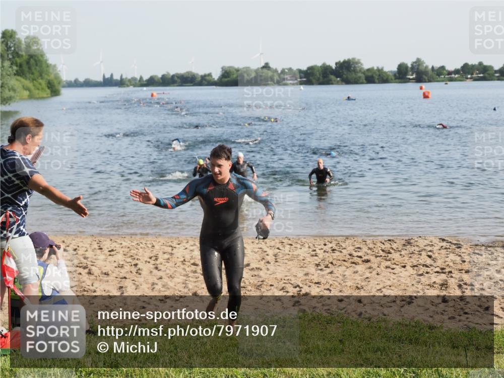 21.06.2025 - 27. Vierlanden-Triathlon MichiJ http://msf.ph/oto/7971907 15.06.2026 08:32:38 Schwimmen 14, 25, 26, 38 meine-sportfotos.de