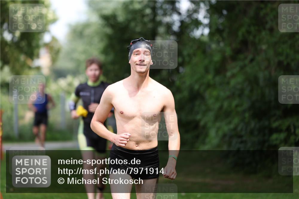 15.06.2025 - 7 Türme Triathlon Michael Strokosch http://msf.ph/oto/7971914 15.06.2025 13:02:21 Schwimmen 1083, 1118, 1173 meine-sportfotos.de