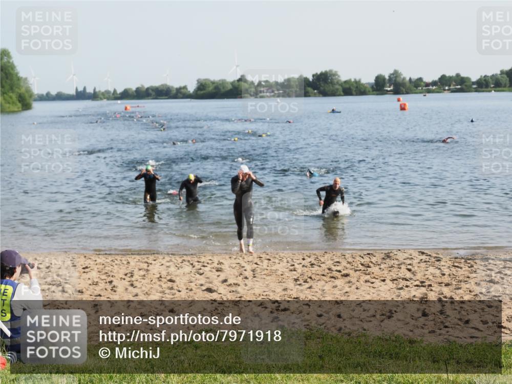 21.06.2025 - 27. Vierlanden-Triathlon MichiJ http://msf.ph/oto/7971918 15.06.2026 08:32:41 Schwimmen 14, 25, 26, 38, 87 meine-sportfotos.de
