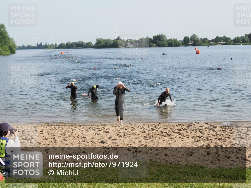 21.06.2025 - 27. Vierlanden-Triathlon MichiJ http://msf.ph/oto/7971924 15.06.2026 08:32:41 Schwimmen 14, 25, 26, 38, 87 meine-sportfotos.de
