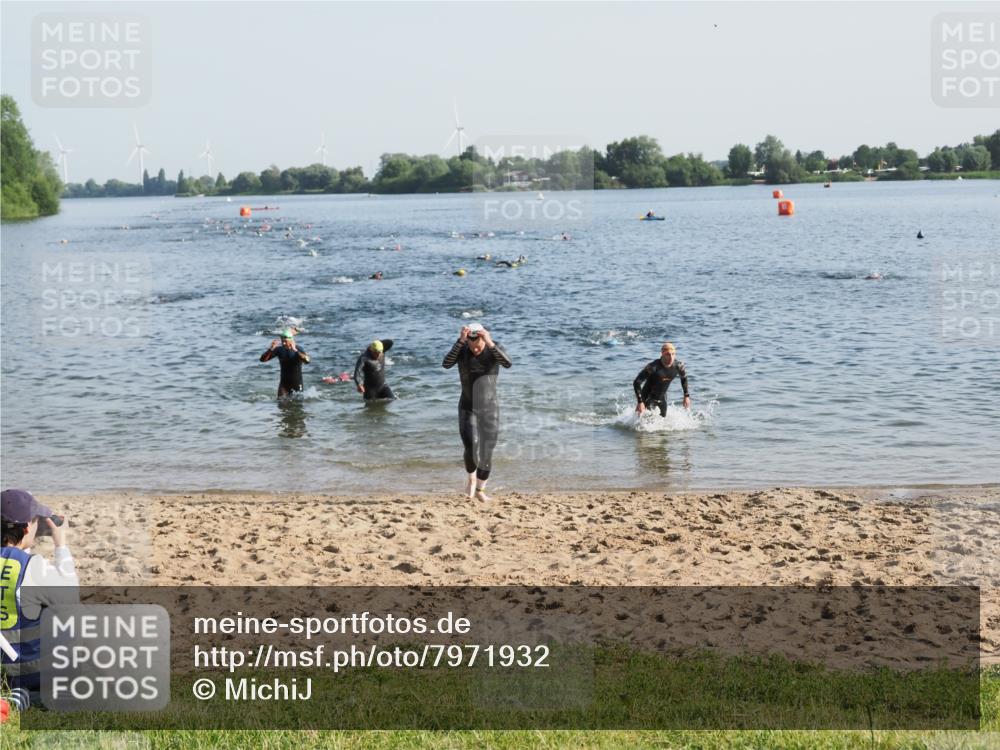 21.06.2025 - 27. Vierlanden-Triathlon MichiJ http://msf.ph/oto/7971932 15.06.2026 08:32:41 Schwimmen 14, 25, 26, 38, 87 meine-sportfotos.de