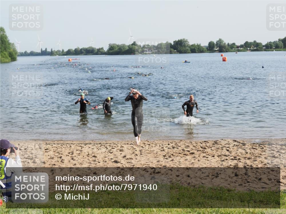 21.06.2025 - 27. Vierlanden-Triathlon MichiJ http://msf.ph/oto/7971940 15.06.2026 08:32:41 Schwimmen 14, 25, 26, 38, 87 meine-sportfotos.de