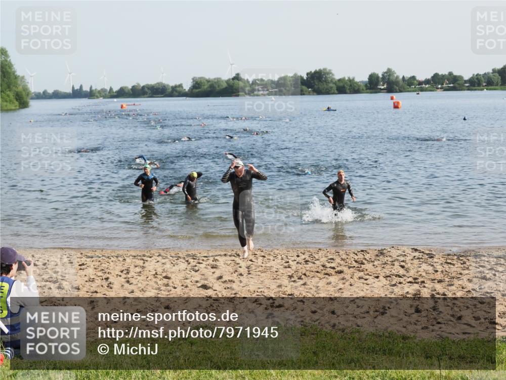 21.06.2025 - 27. Vierlanden-Triathlon MichiJ http://msf.ph/oto/7971945 15.06.2026 08:32:41 Schwimmen 14, 25, 26, 38, 87 meine-sportfotos.de