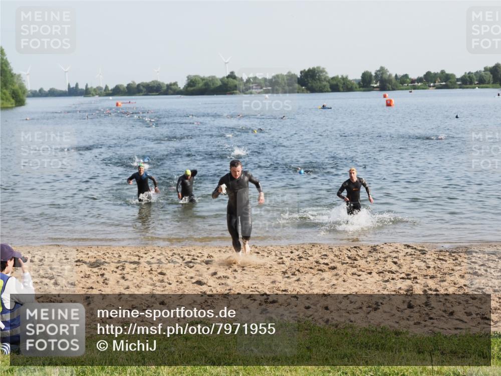 21.06.2025 - 27. Vierlanden-Triathlon MichiJ http://msf.ph/oto/7971955 15.06.2026 08:32:42 Schwimmen 25, 26, 38, 87 meine-sportfotos.de