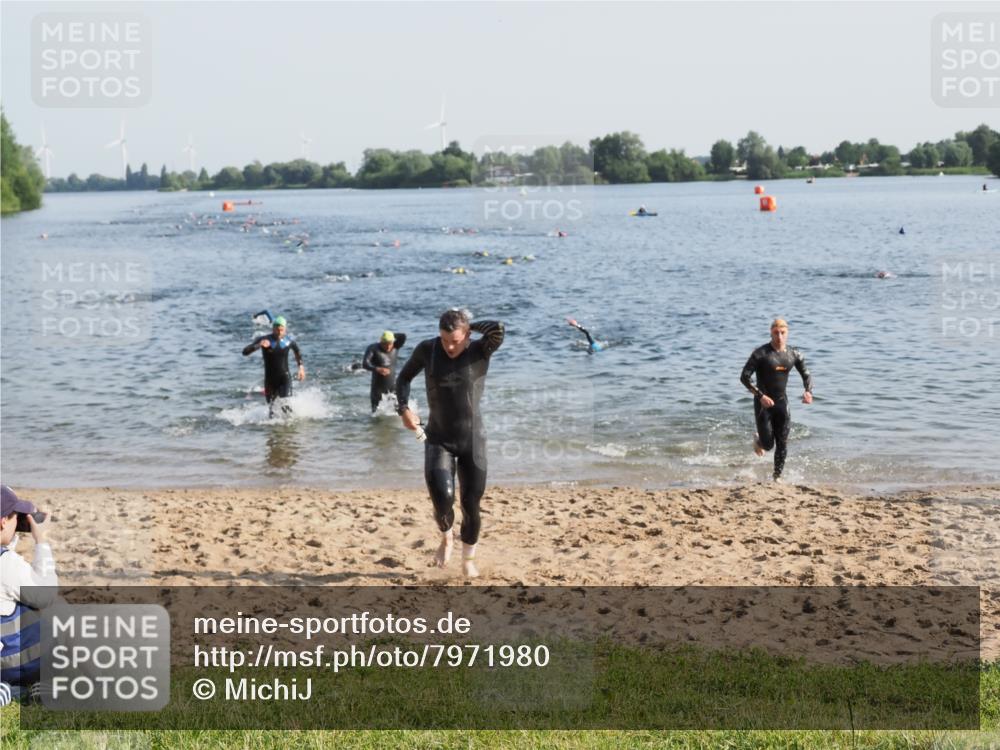 21.06.2025 - 27. Vierlanden-Triathlon MichiJ http://msf.ph/oto/7971980 15.06.2026 08:32:43 Schwimmen 25, 26, 38, 41, 87 meine-sportfotos.de