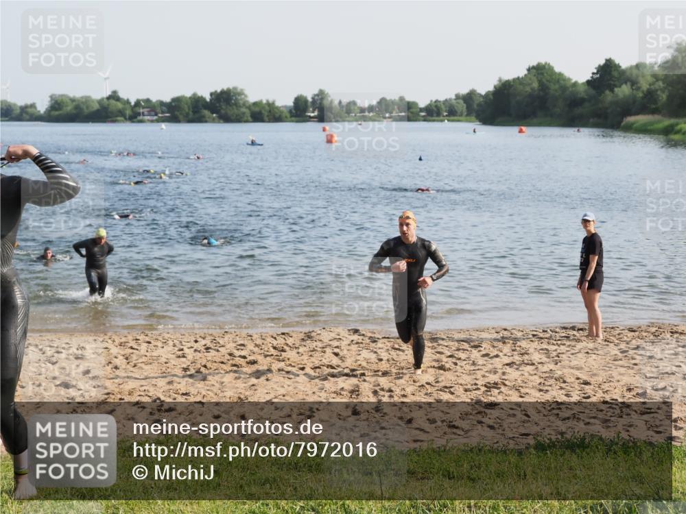 21.06.2025 - 27. Vierlanden-Triathlon MichiJ http://msf.ph/oto/7972016 15.06.2026 08:32:45 Schwimmen 25, 26, 38, 41, 60, 87 meine-sportfotos.de