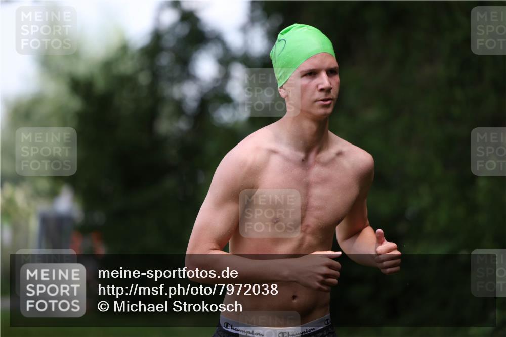 15.06.2025 - 7 Türme Triathlon Michael Strokosch http://msf.ph/oto/7972038 15.06.2025 13:02:41 Schwimmen 1083 meine-sportfotos.de