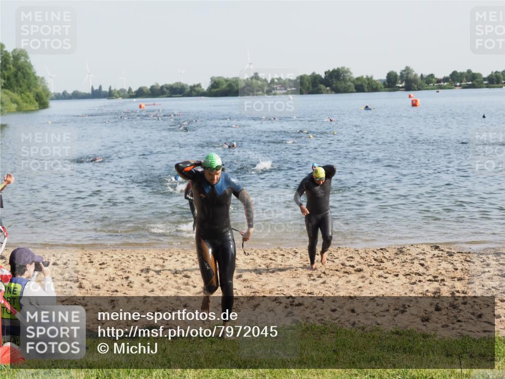 21.06.2025 - 27. Vierlanden-Triathlon MichiJ http://msf.ph/oto/7972045 15.06.2026 08:32:49 Schwimmen 8, 25, 38, 41, 60, 87 meine-sportfotos.de