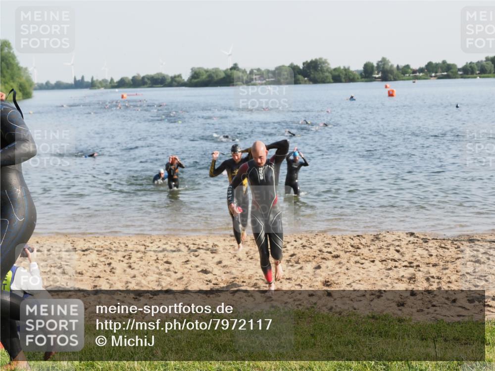 21.06.2025 - 27. Vierlanden-Triathlon MichiJ http://msf.ph/oto/7972117 15.06.2026 08:32:53 Schwimmen 8, 25, 41, 60, 87 meine-sportfotos.de